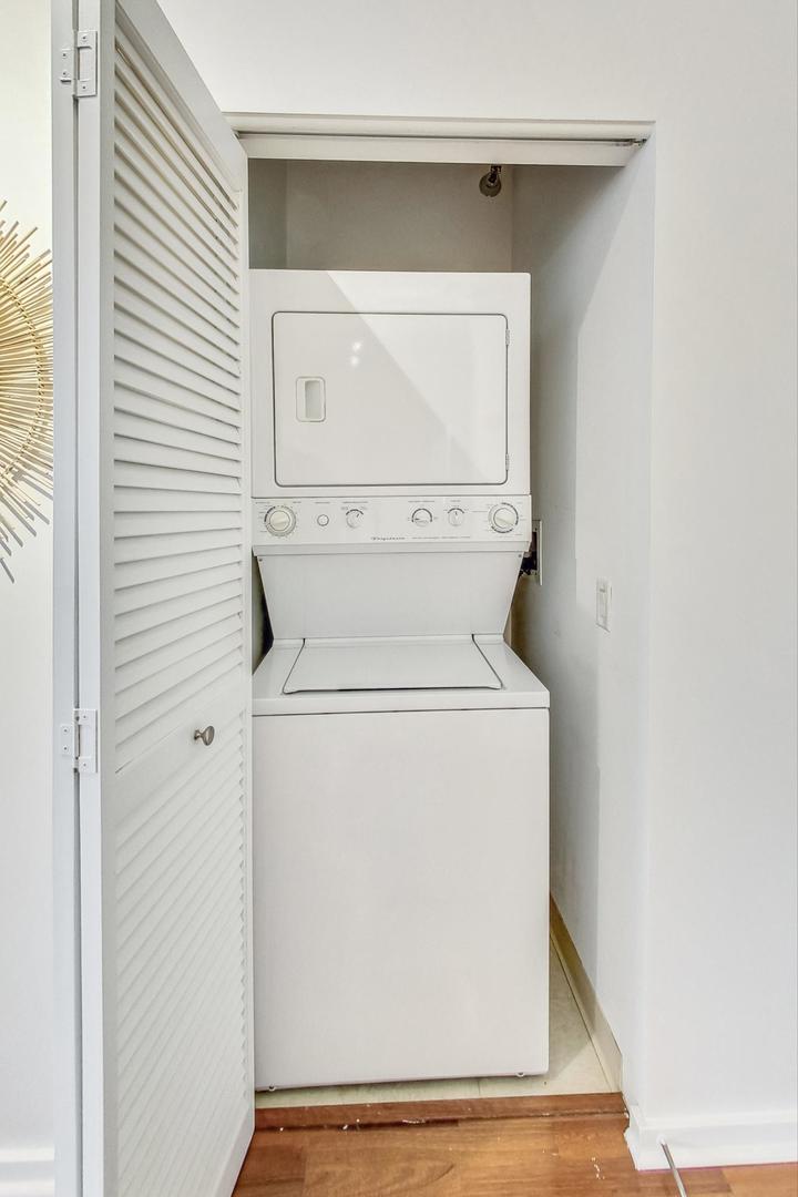 123 S Green Street Unit: 1010B