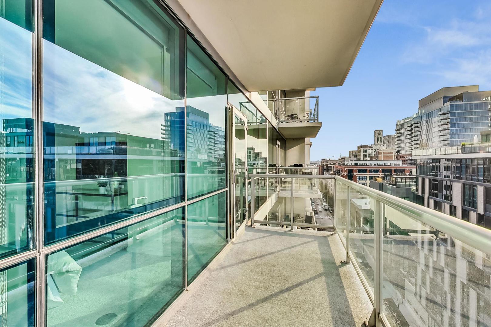 123 S Green Street Unit: 1010B