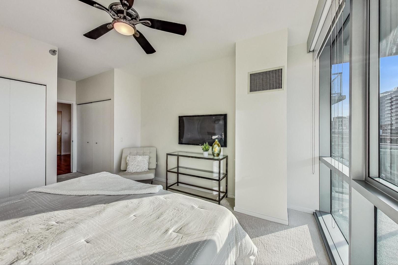 123 S Green Street Unit: 1010B