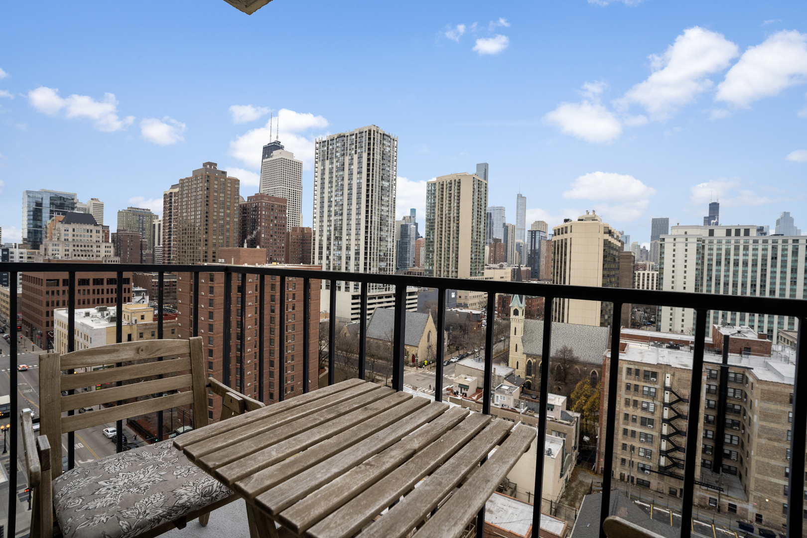 1212 N La Salle Drive Unit: 1401