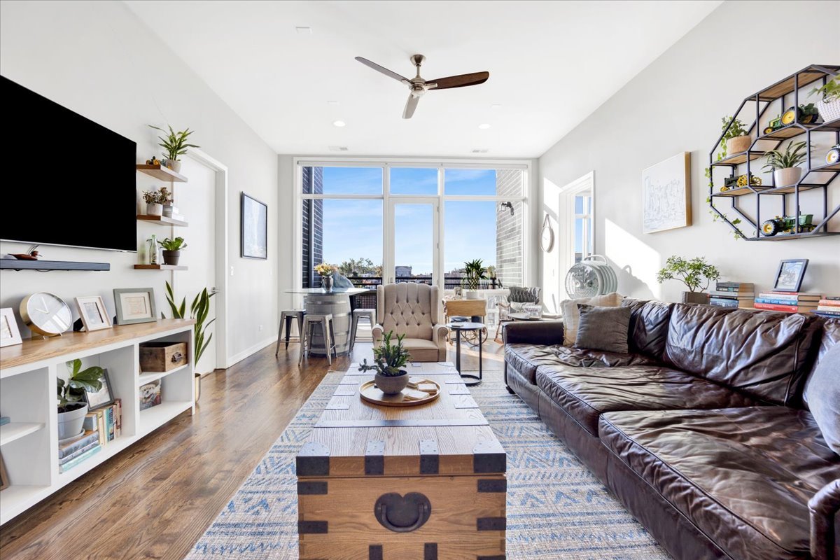 5 N Oakley Boulevard Unit: 406