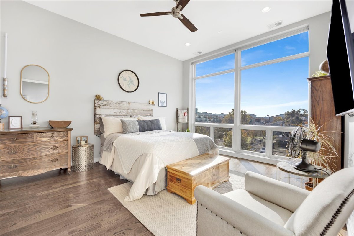 5 N Oakley Boulevard Unit: 406