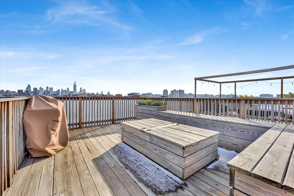 5 N Oakley Boulevard Unit: 406