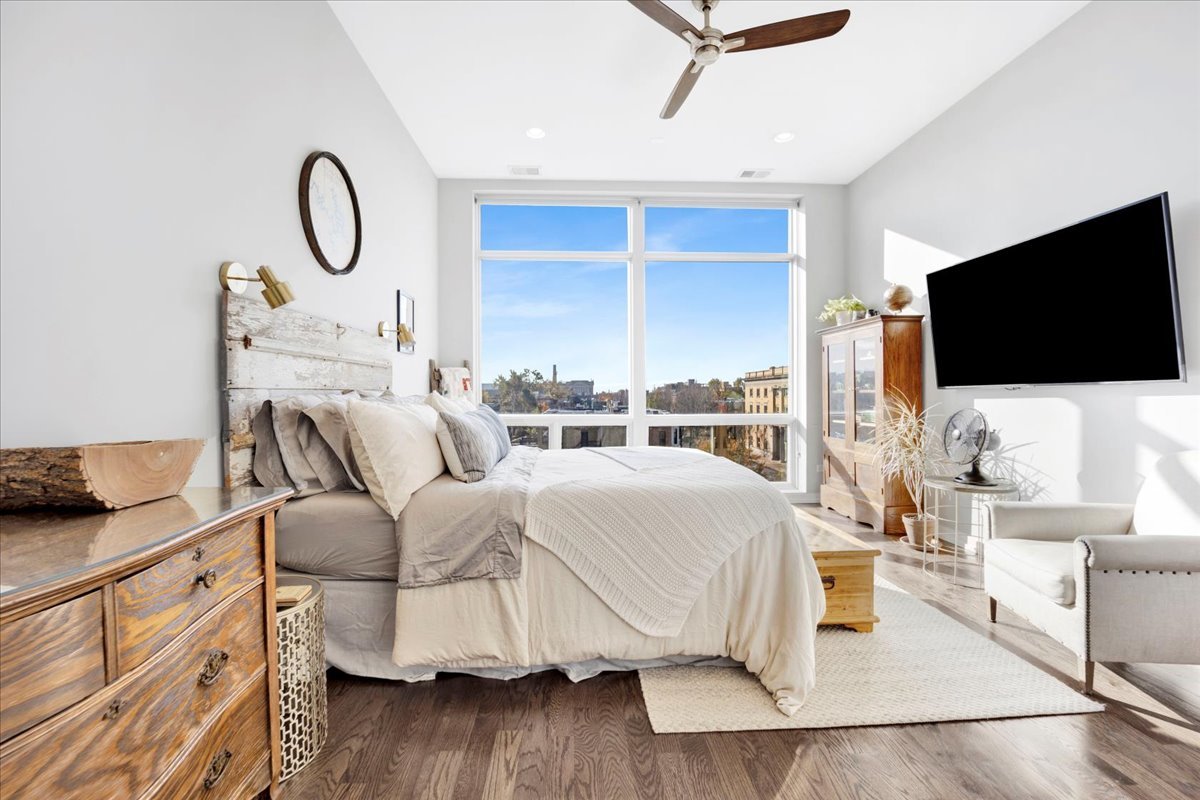 5 N Oakley Boulevard Unit: 406