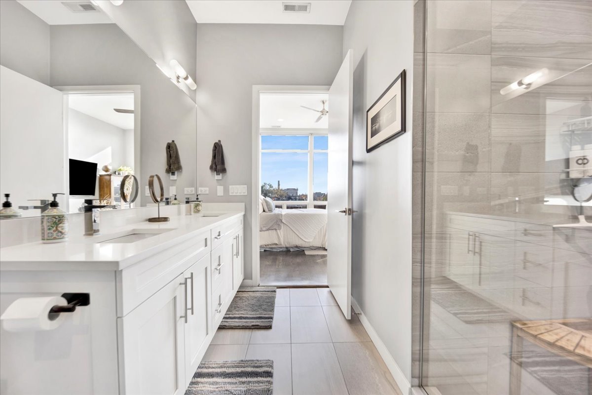 5 N Oakley Boulevard Unit: 406