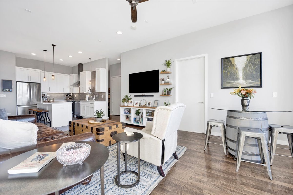 5 N Oakley Boulevard Unit: 406