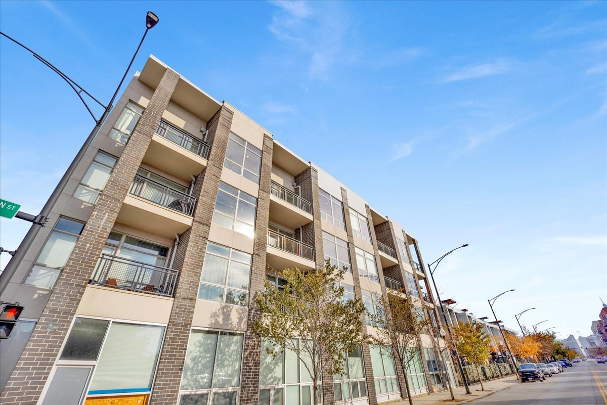 5 N Oakley Boulevard Unit: 406