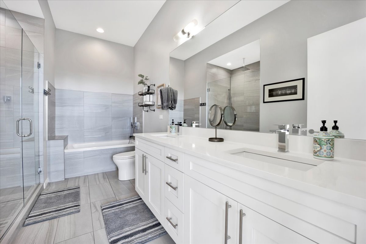 5 N Oakley Boulevard Unit: 406