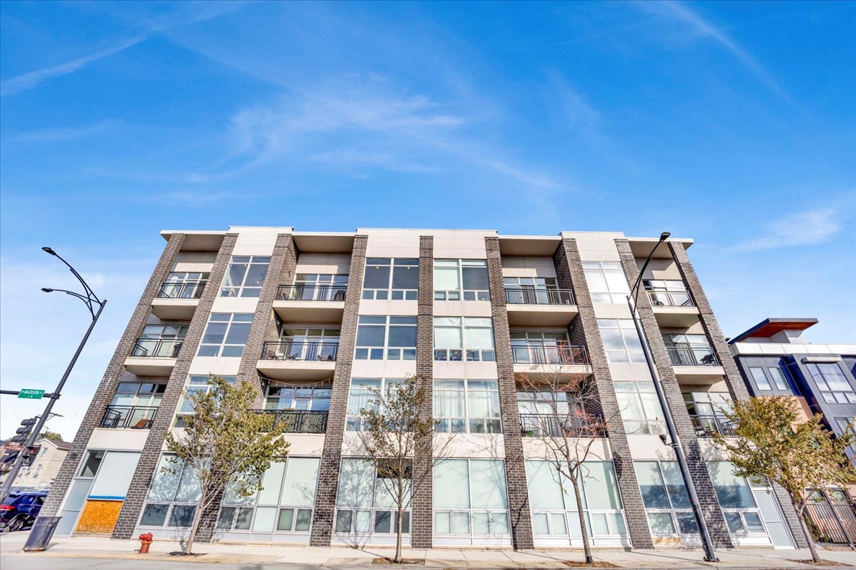 5 N Oakley Boulevard Unit: 406