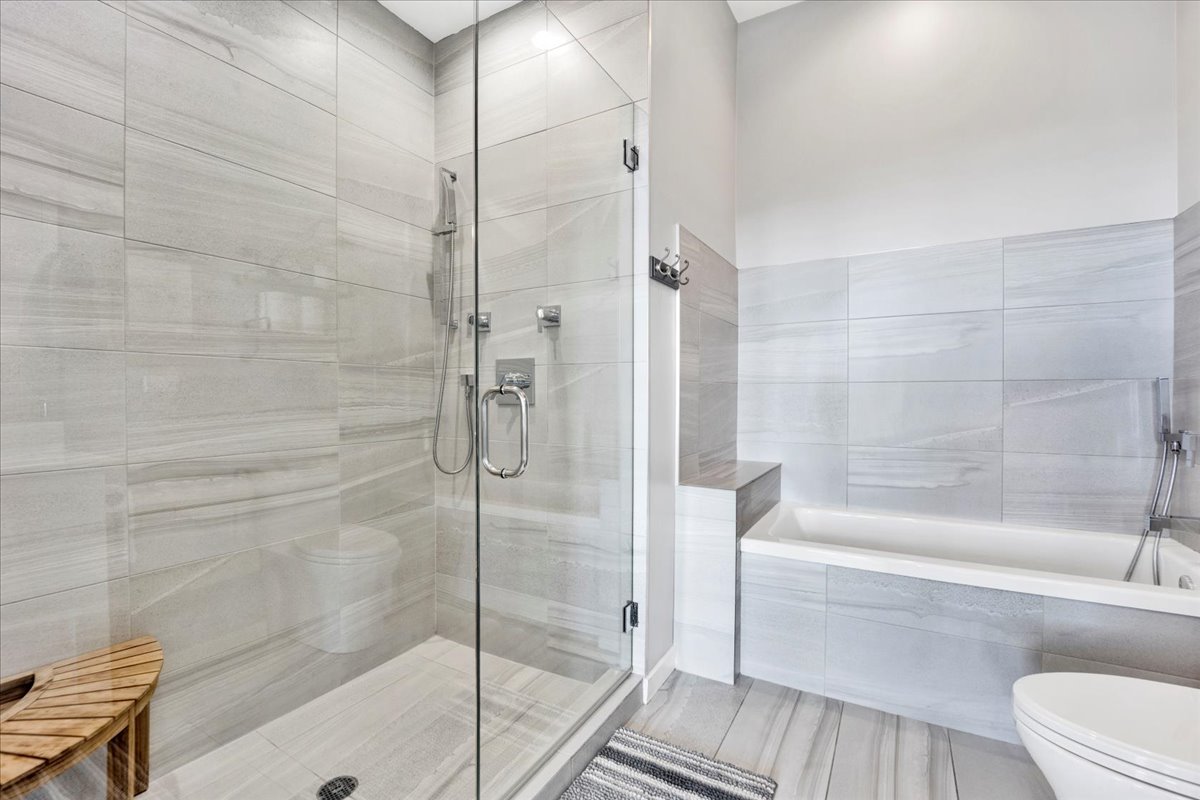 5 N Oakley Boulevard Unit: 406