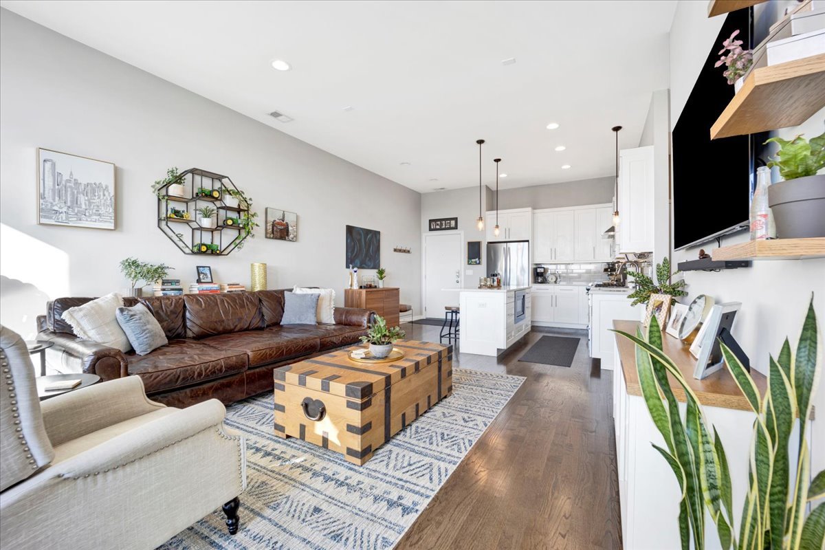 5 N Oakley Boulevard Unit: 406