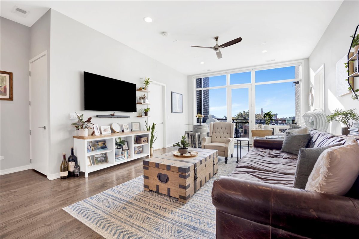 5 N Oakley Boulevard Unit: 406