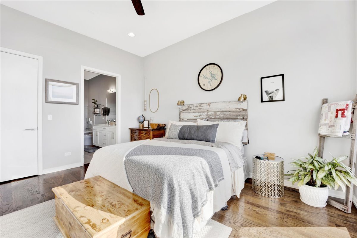 5 N Oakley Boulevard Unit: 406