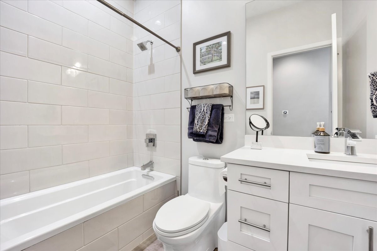 5 N Oakley Boulevard Unit: 406