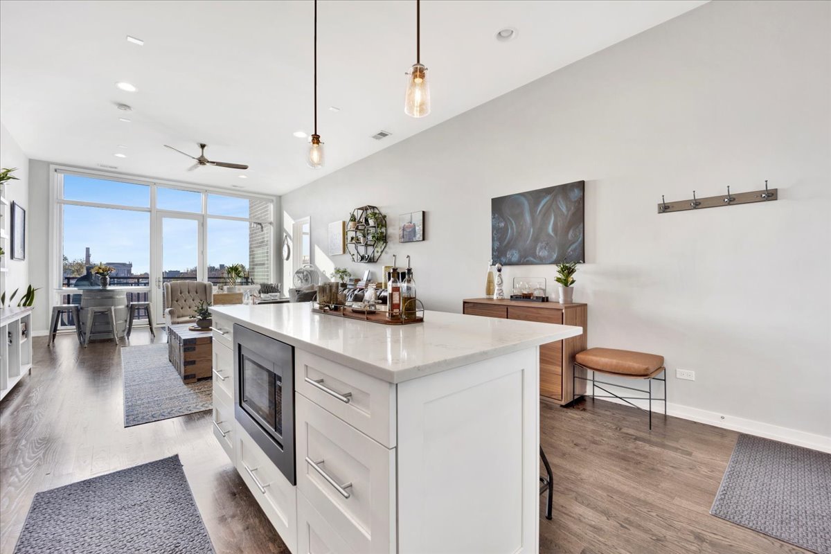 5 N Oakley Boulevard Unit: 406