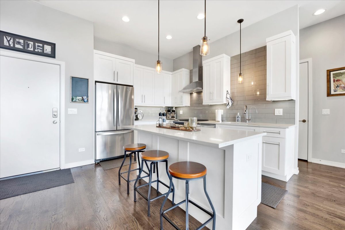 5 N Oakley Boulevard Unit: 406