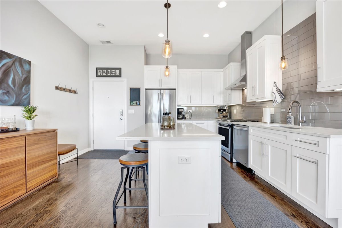 5 N Oakley Boulevard Unit: 406