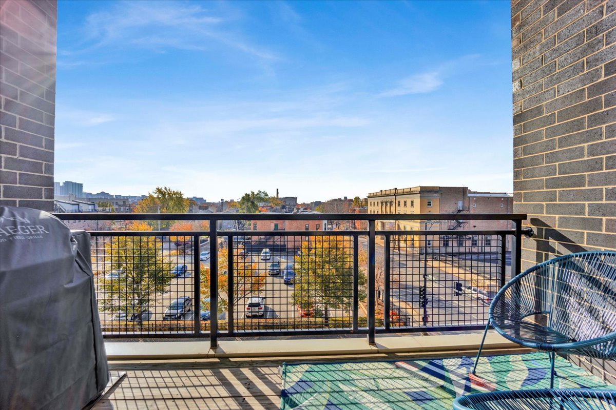 5 N Oakley Boulevard Unit: 406
