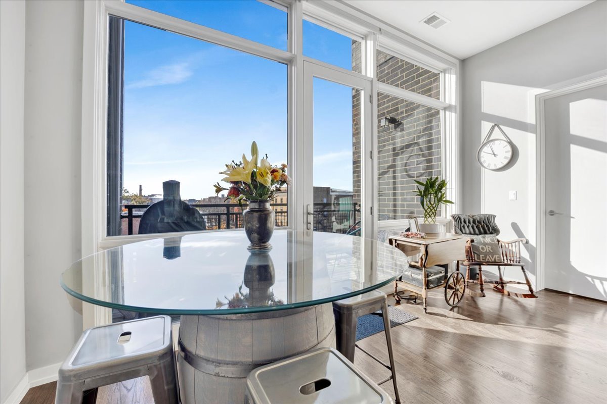 5 N Oakley Boulevard Unit: 406