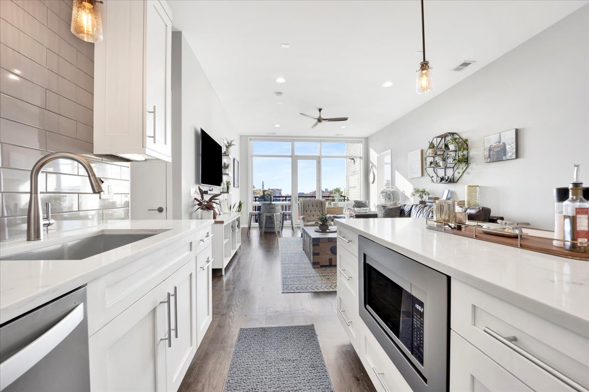 5 N Oakley Boulevard Unit: 406