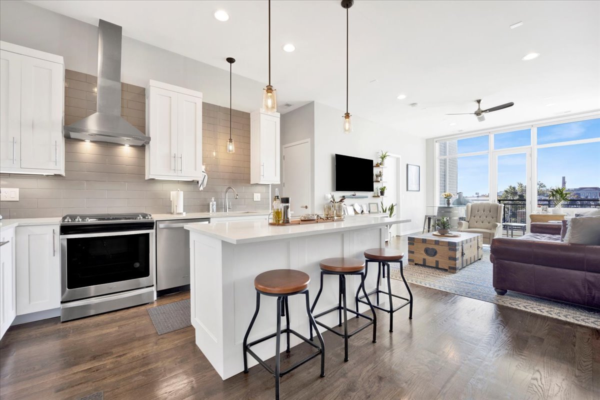 5 N Oakley Boulevard Unit: 406