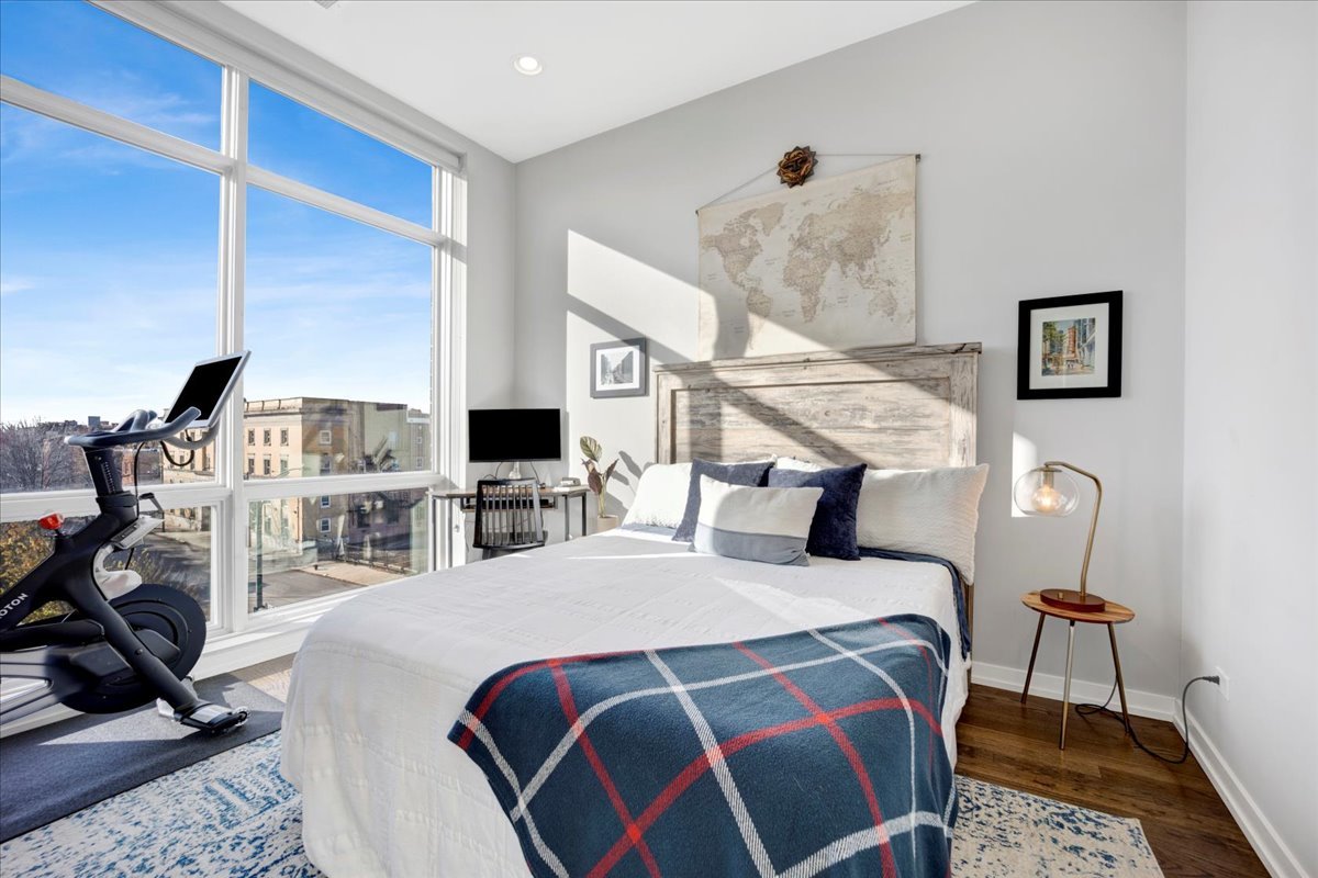 5 N Oakley Boulevard Unit: 406