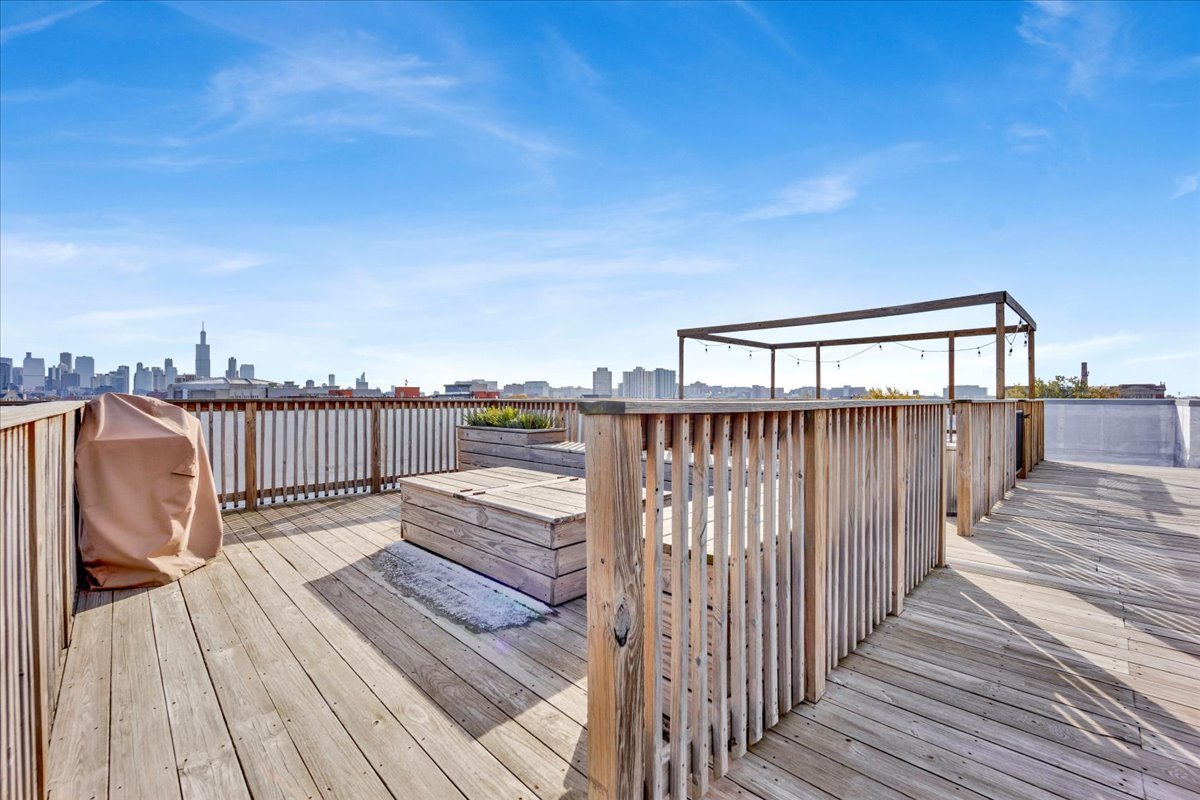 5 N Oakley Boulevard Unit: 406
