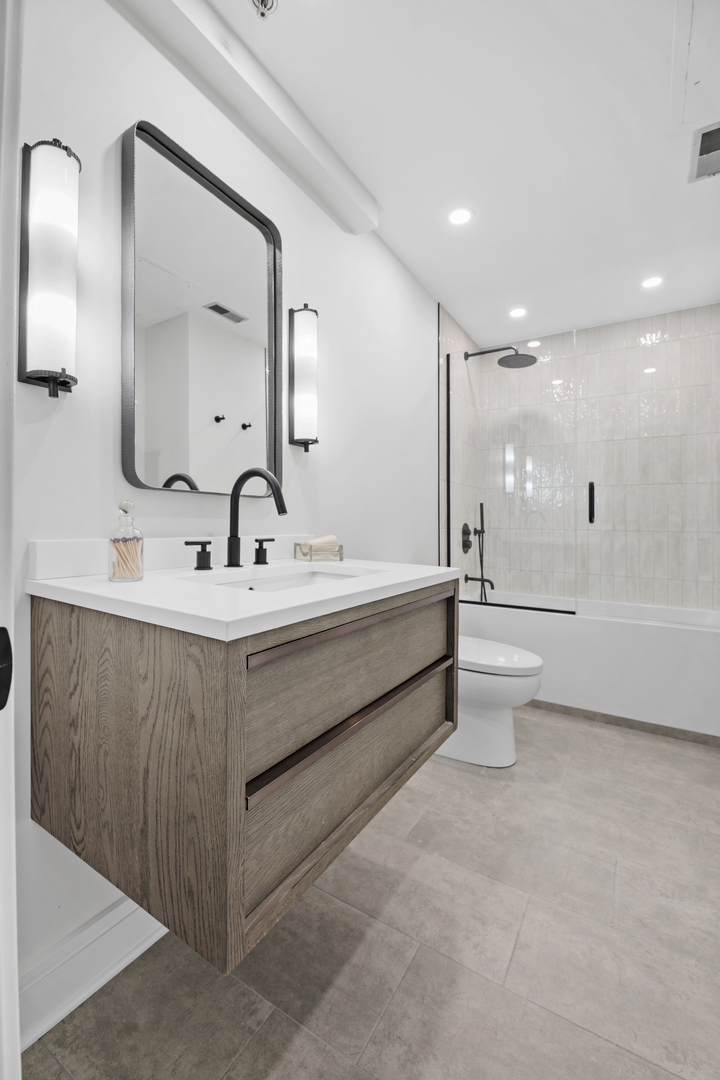 212 W WASHINGTON Street Unit: 704C