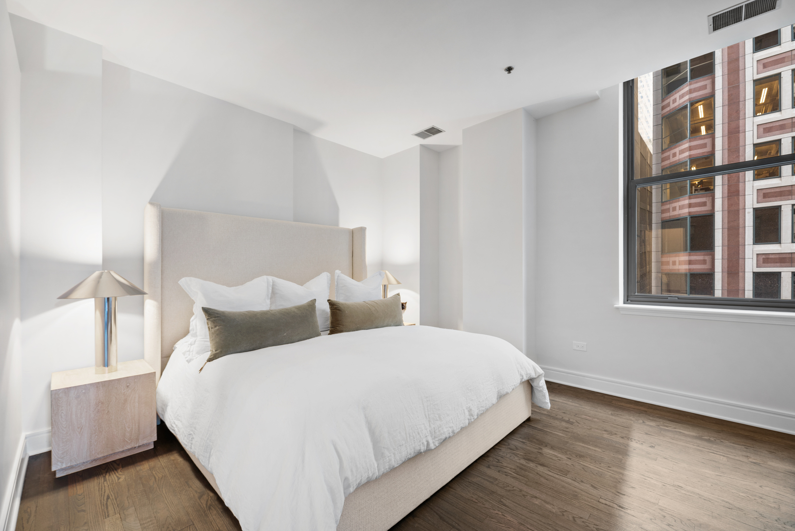 212 W WASHINGTON Street Unit: 704C