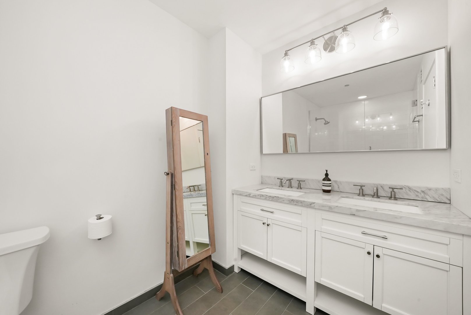 600 N KINGSBURY Street Unit: 1510