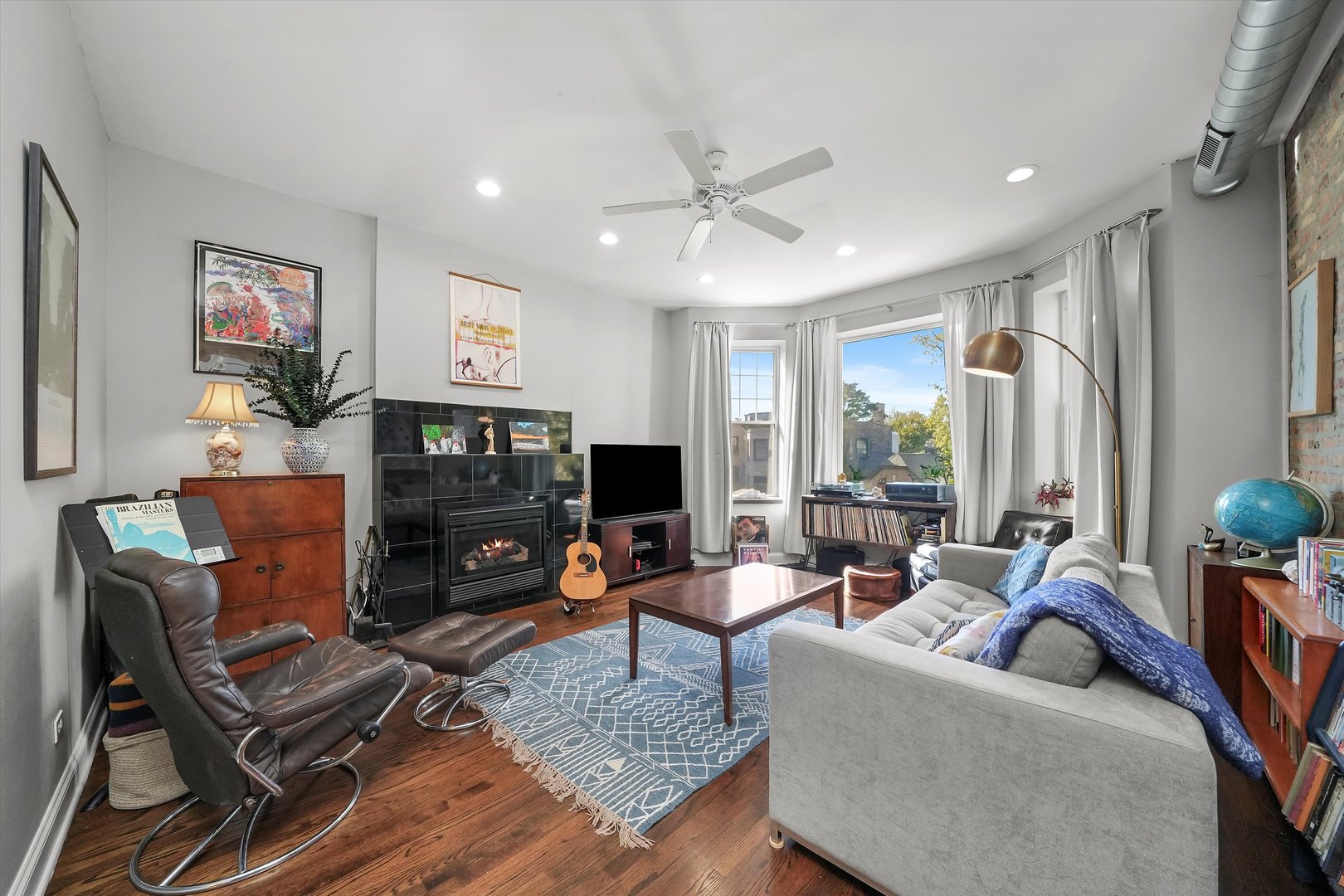 2439 N Sawyer Avenue Unit: 3S