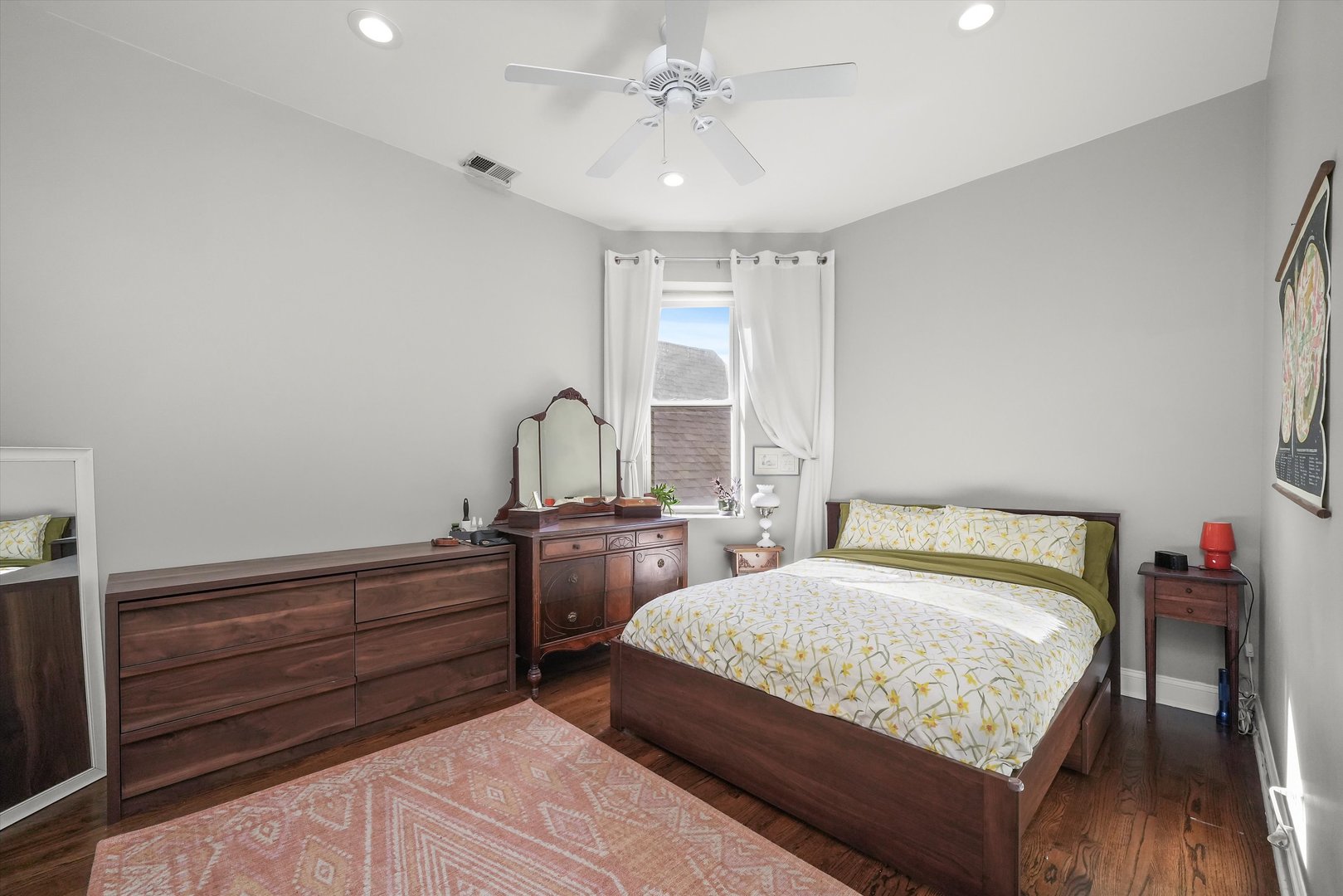2439 N Sawyer Avenue Unit: 3S