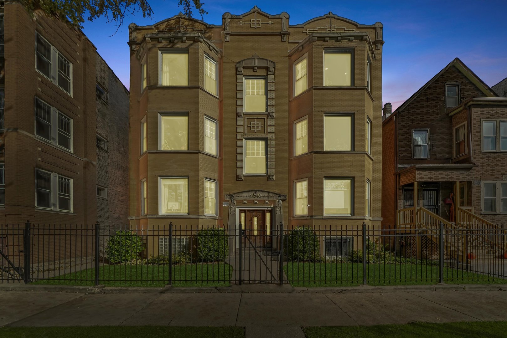 2439 N Sawyer Avenue Unit: 3S