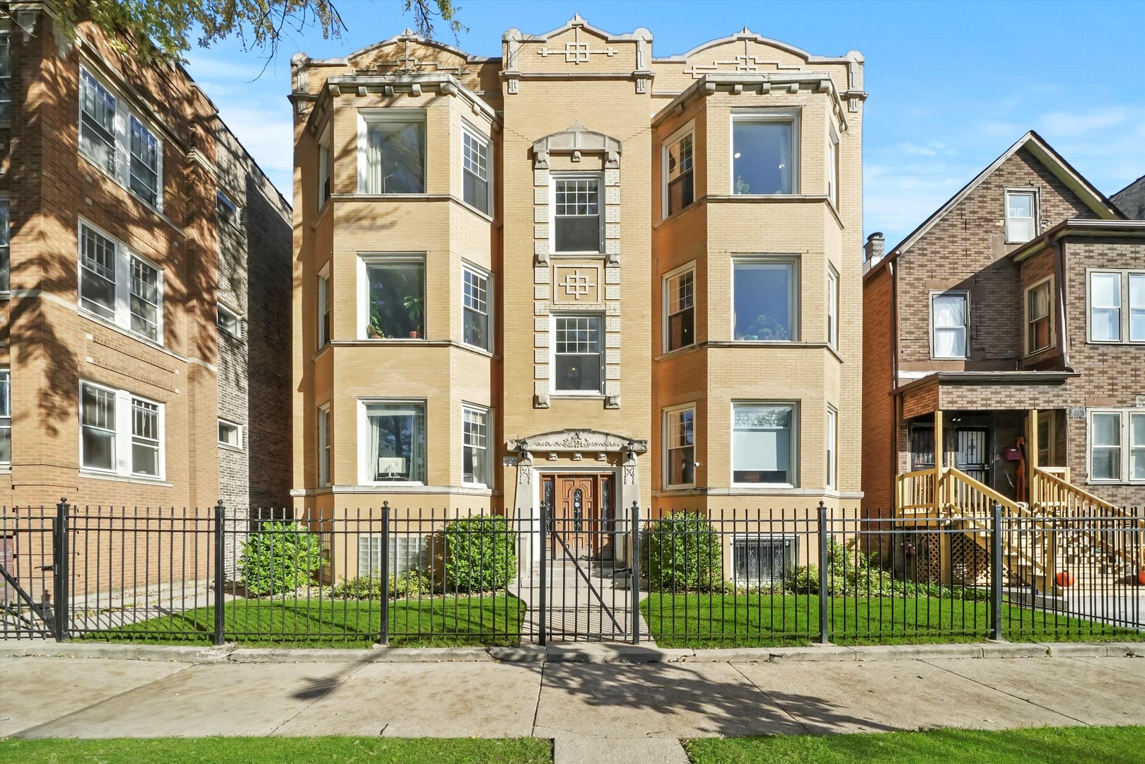 2439 N Sawyer Avenue Unit: 3S