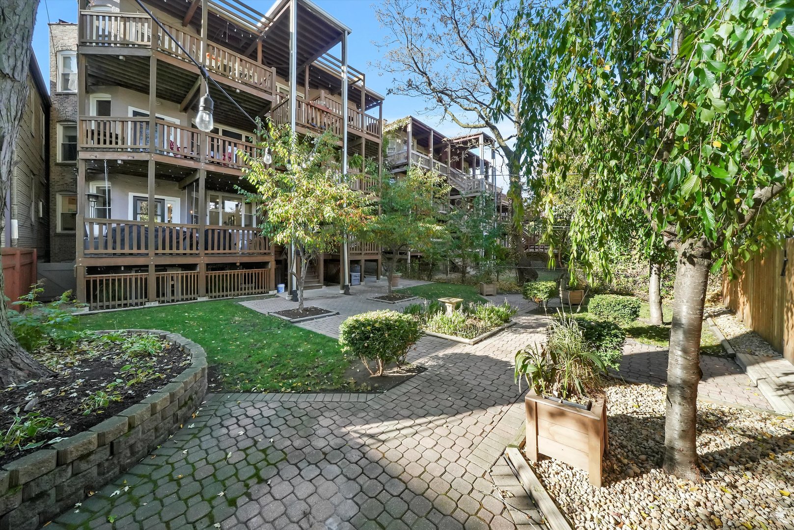 2439 N Sawyer Avenue Unit: 3S