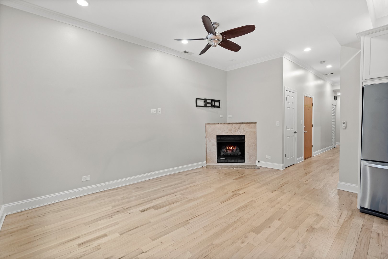 927 W Eastwood Avenue Unit: 2W