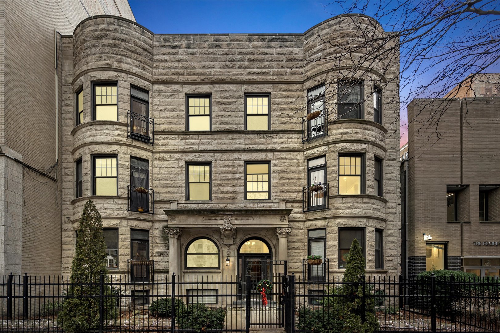 927 W Eastwood Avenue Unit: 2W