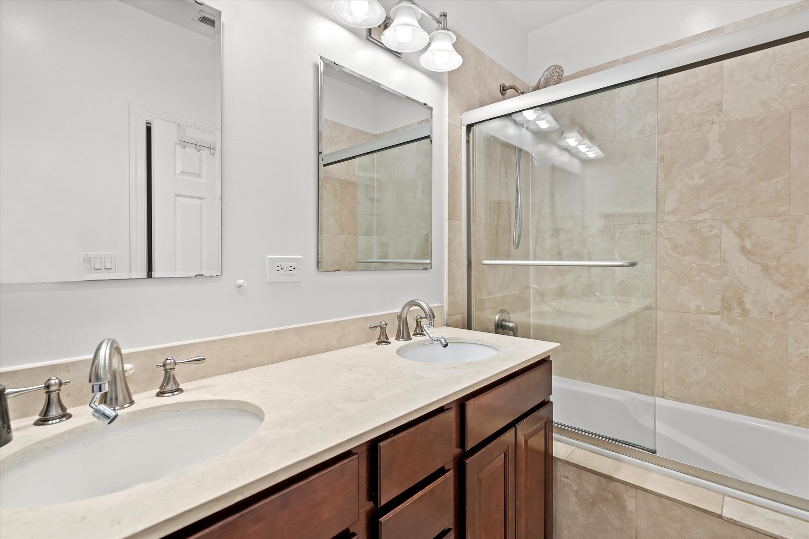 927 W Eastwood Avenue Unit: 2W