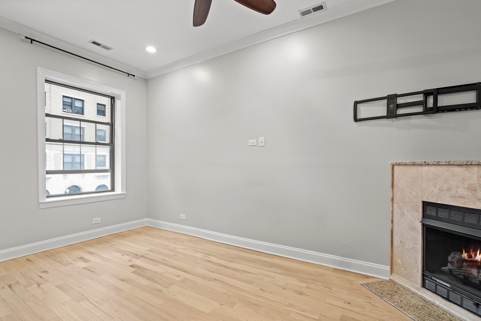 927 W Eastwood Avenue Unit: 2W