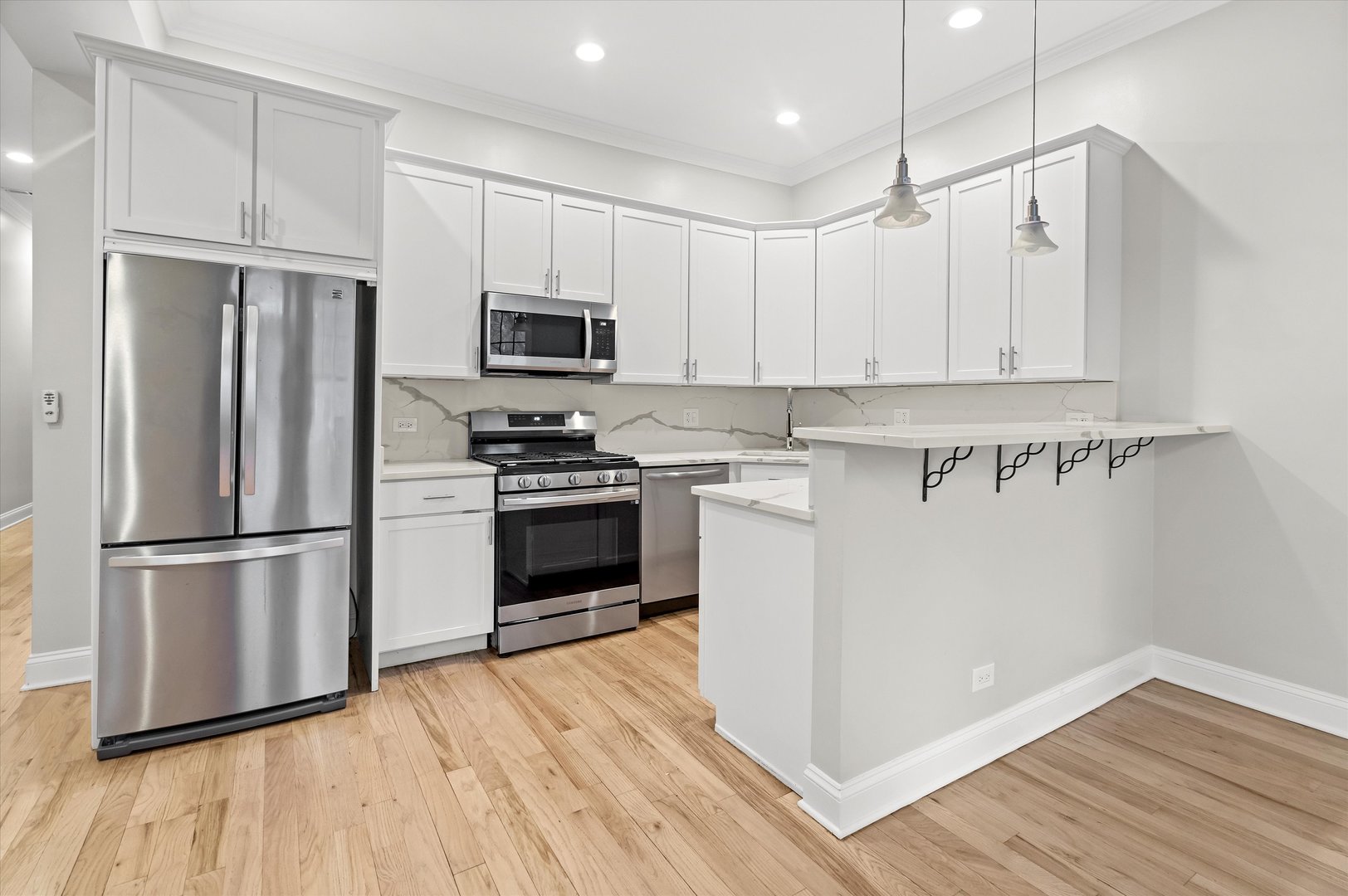 927 W Eastwood Avenue Unit: 2W