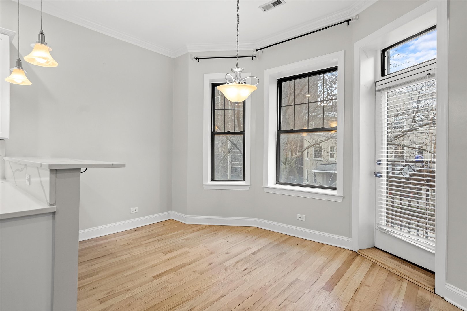 927 W Eastwood Avenue Unit: 2W