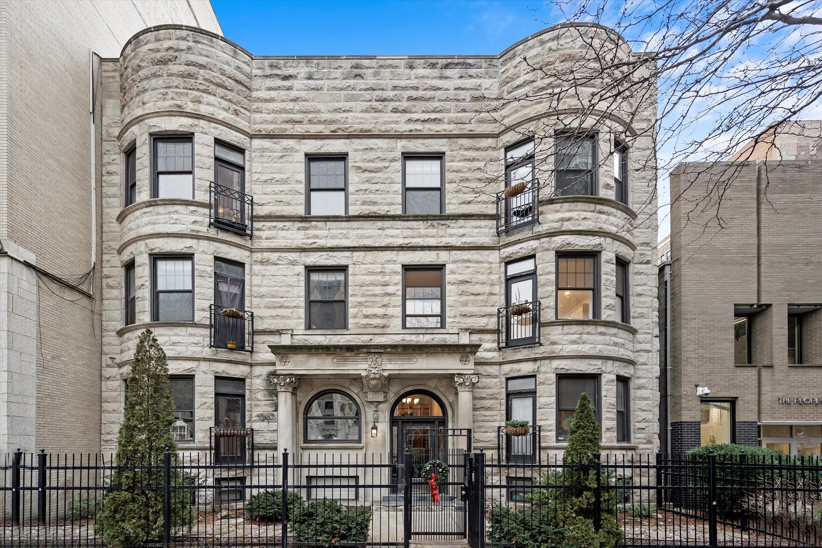 927 W Eastwood Avenue Unit: 2W