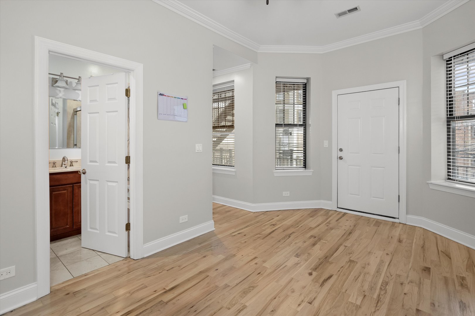 927 W Eastwood Avenue Unit: 2W