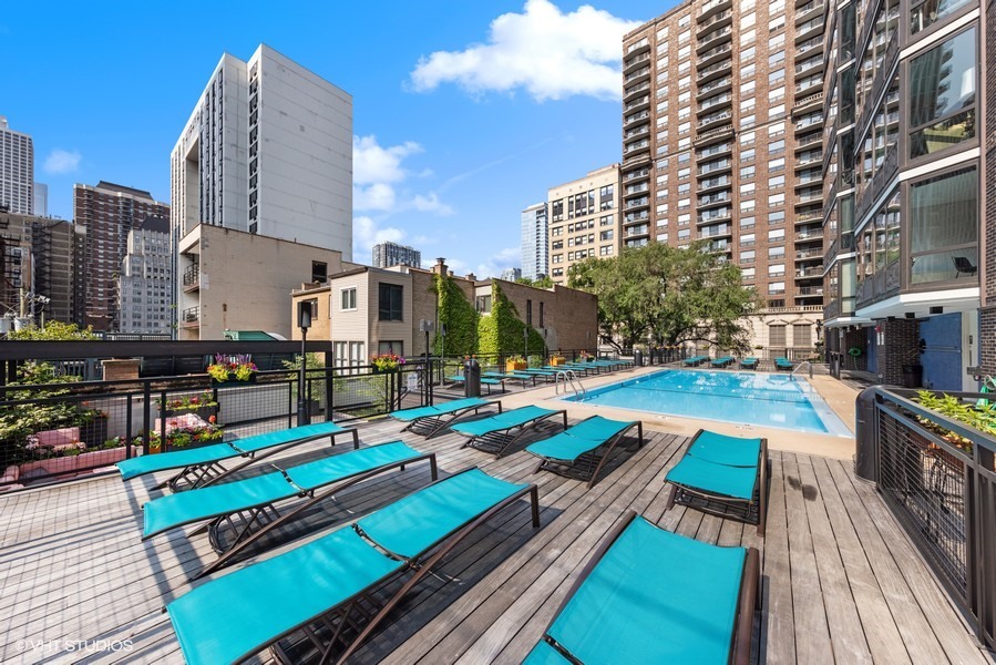 21 W Goethe Street Unit: 2D