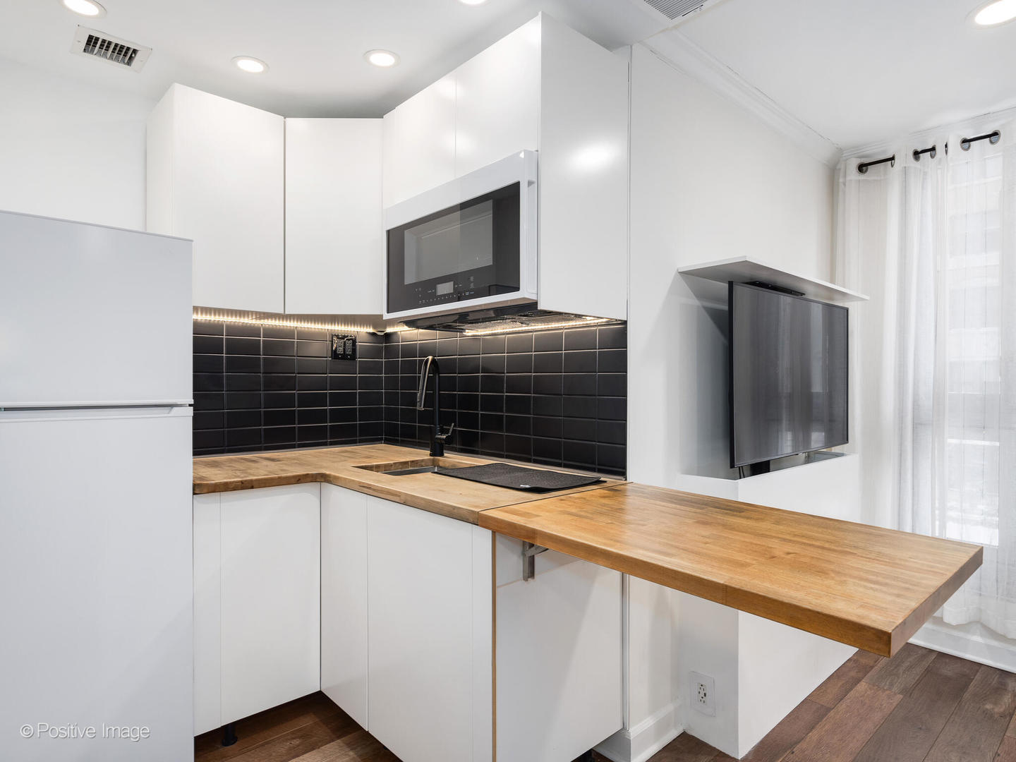 21 W Goethe Street Unit: 2D