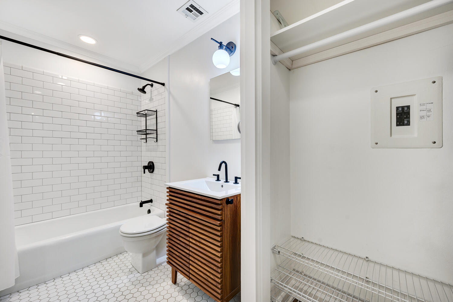 21 W Goethe Street Unit: 2D