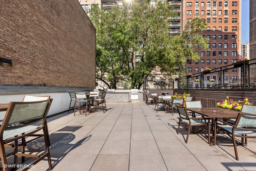 21 W Goethe Street Unit: 2D