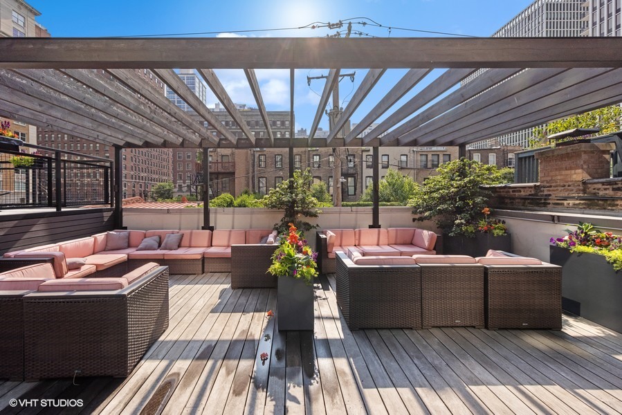 21 W Goethe Street Unit: 2D