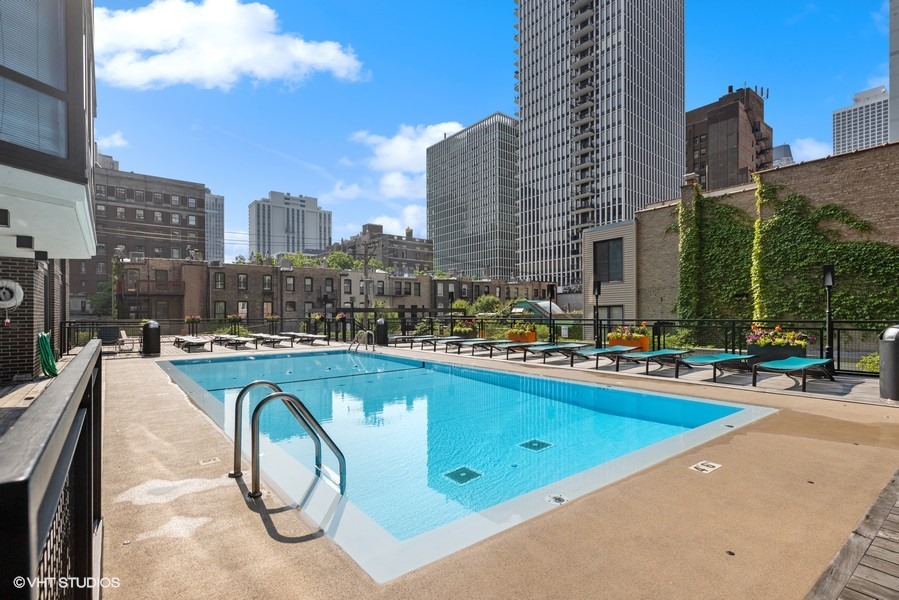 21 W Goethe Street Unit: 2D