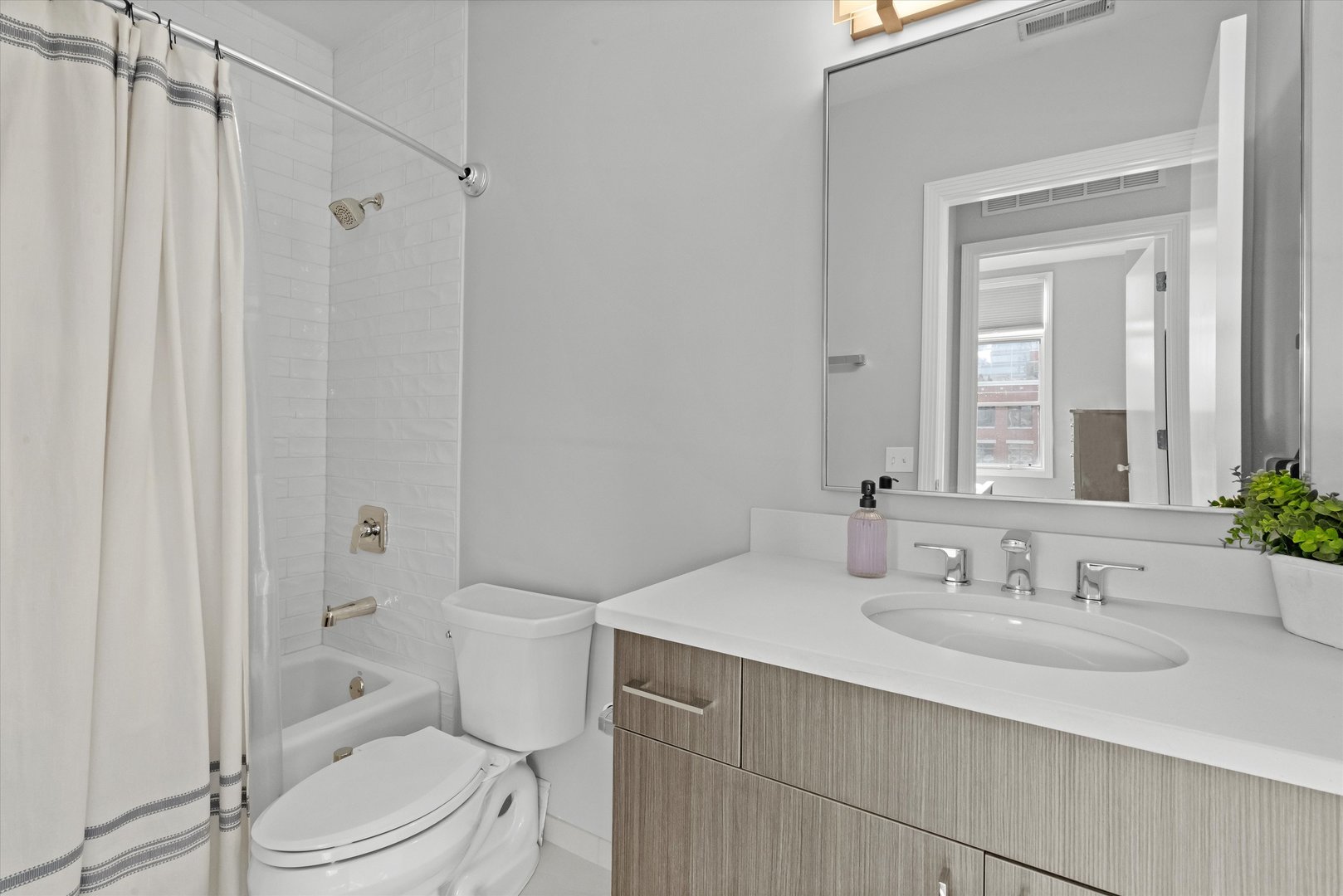 330 N CLINTON Street Unit: 607